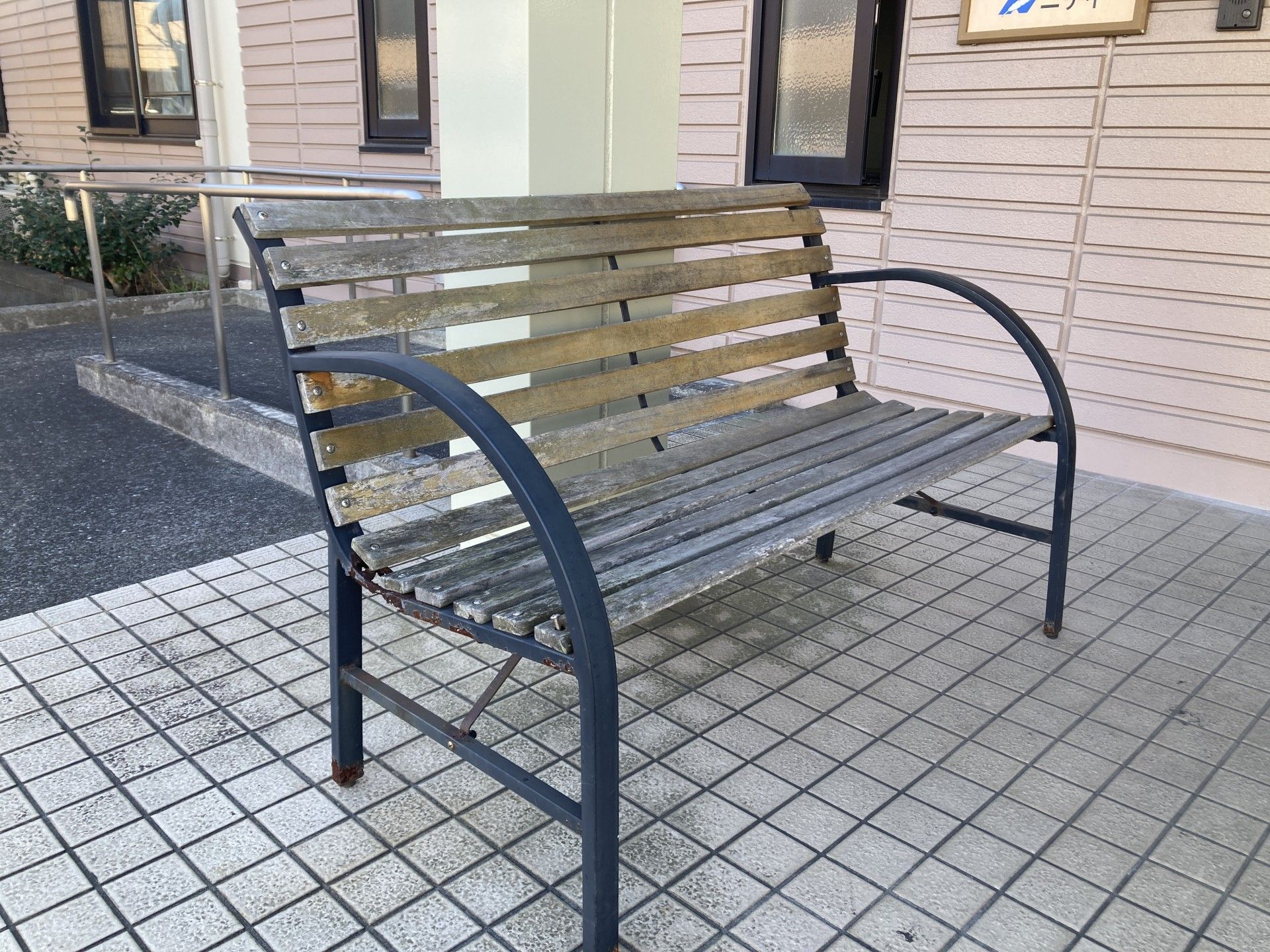 ベンチのある玄関前