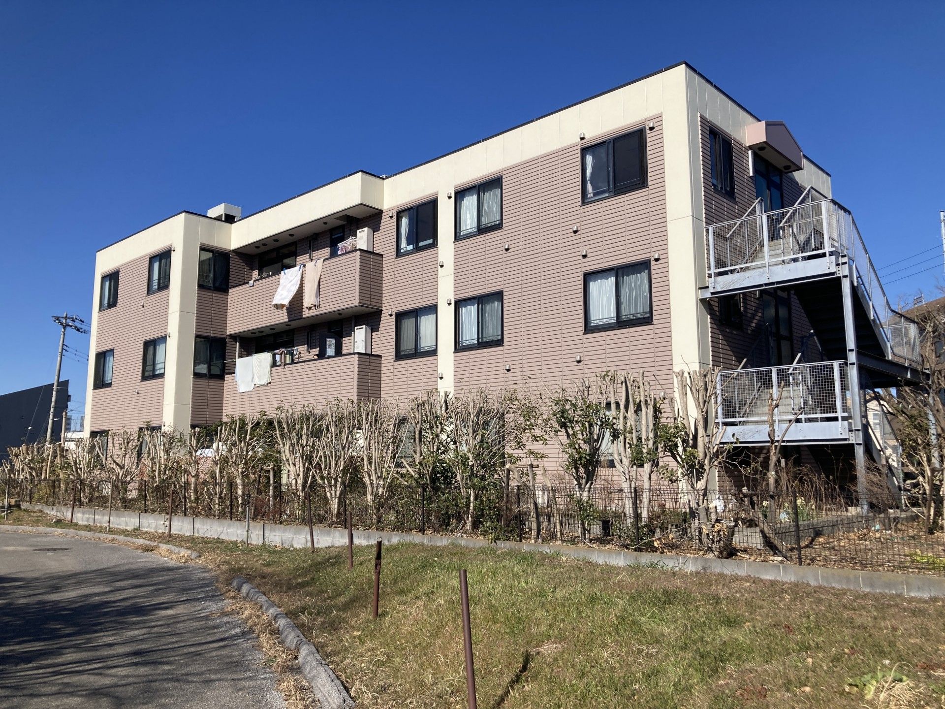 日差しを浴びる建物外観