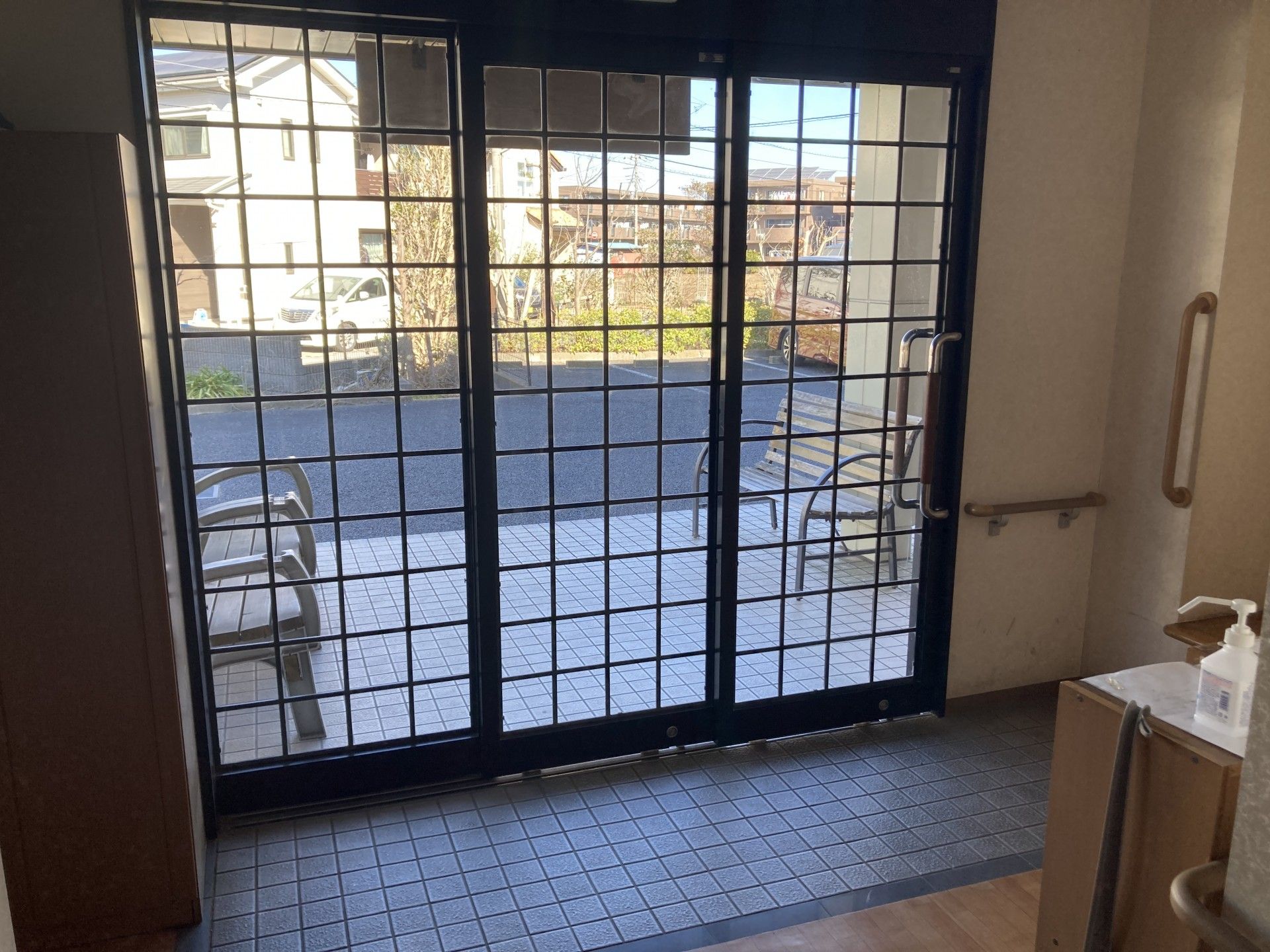 広い出入口の風景