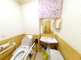 バリアフリーの清潔なトイレ設備