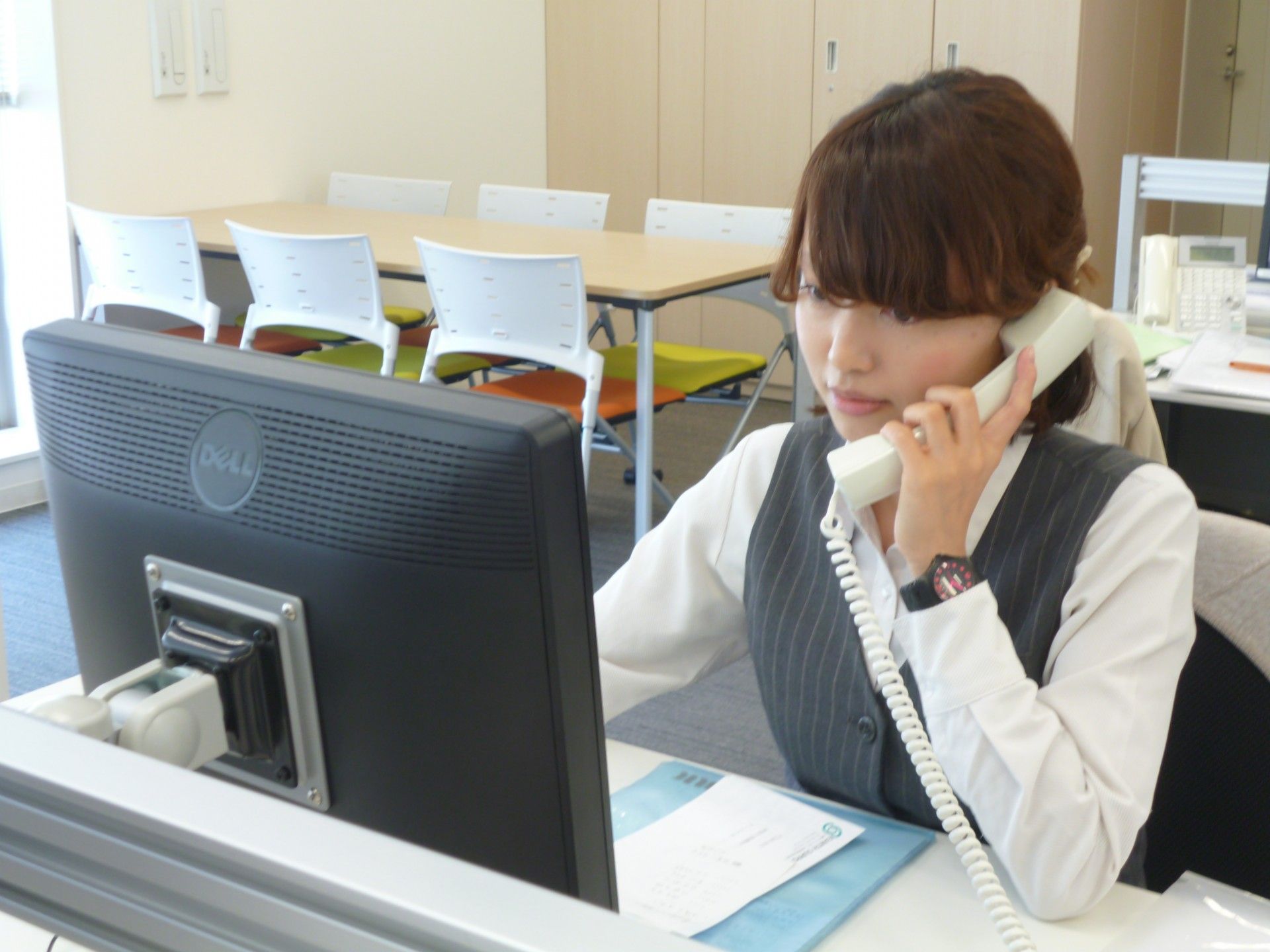 受付で電話対応する職員