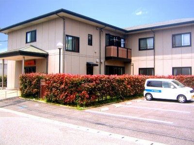 ゆったりとした外観の建物