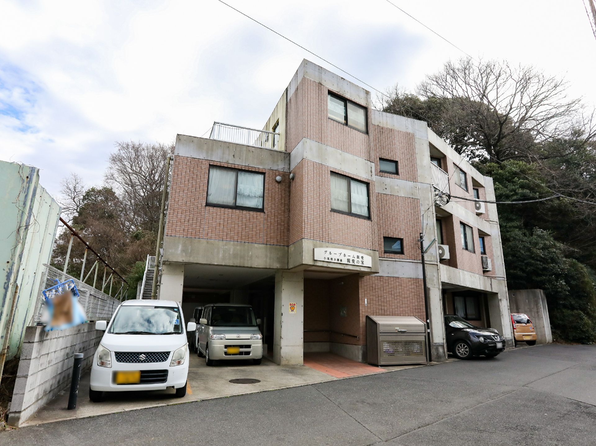 駐車場から撮影した介護施設の外観