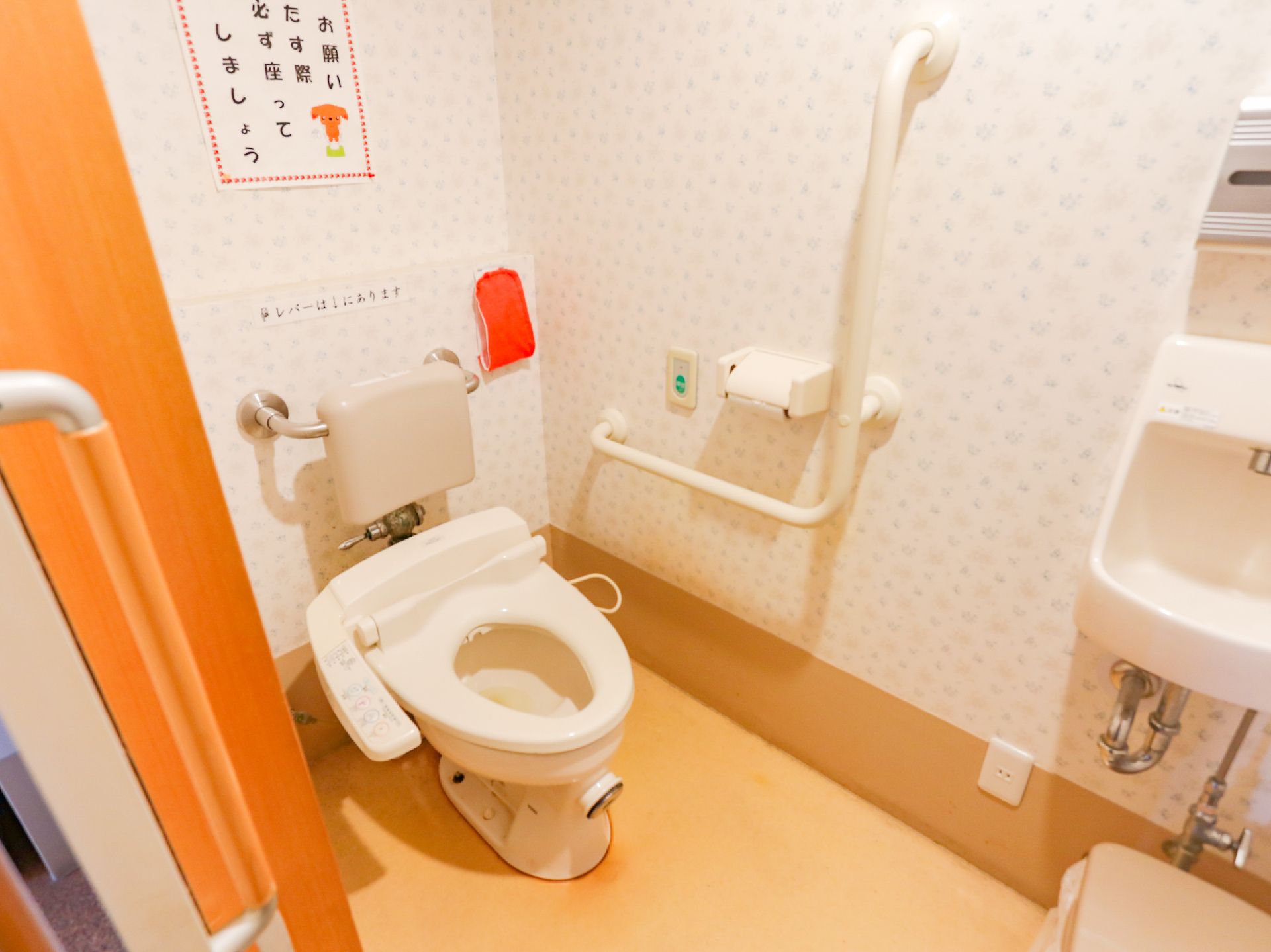 車いすの女性に寄り添うスタッフと穏やかな表情の高齢者の様子。やわらかい表情を見せている写真
