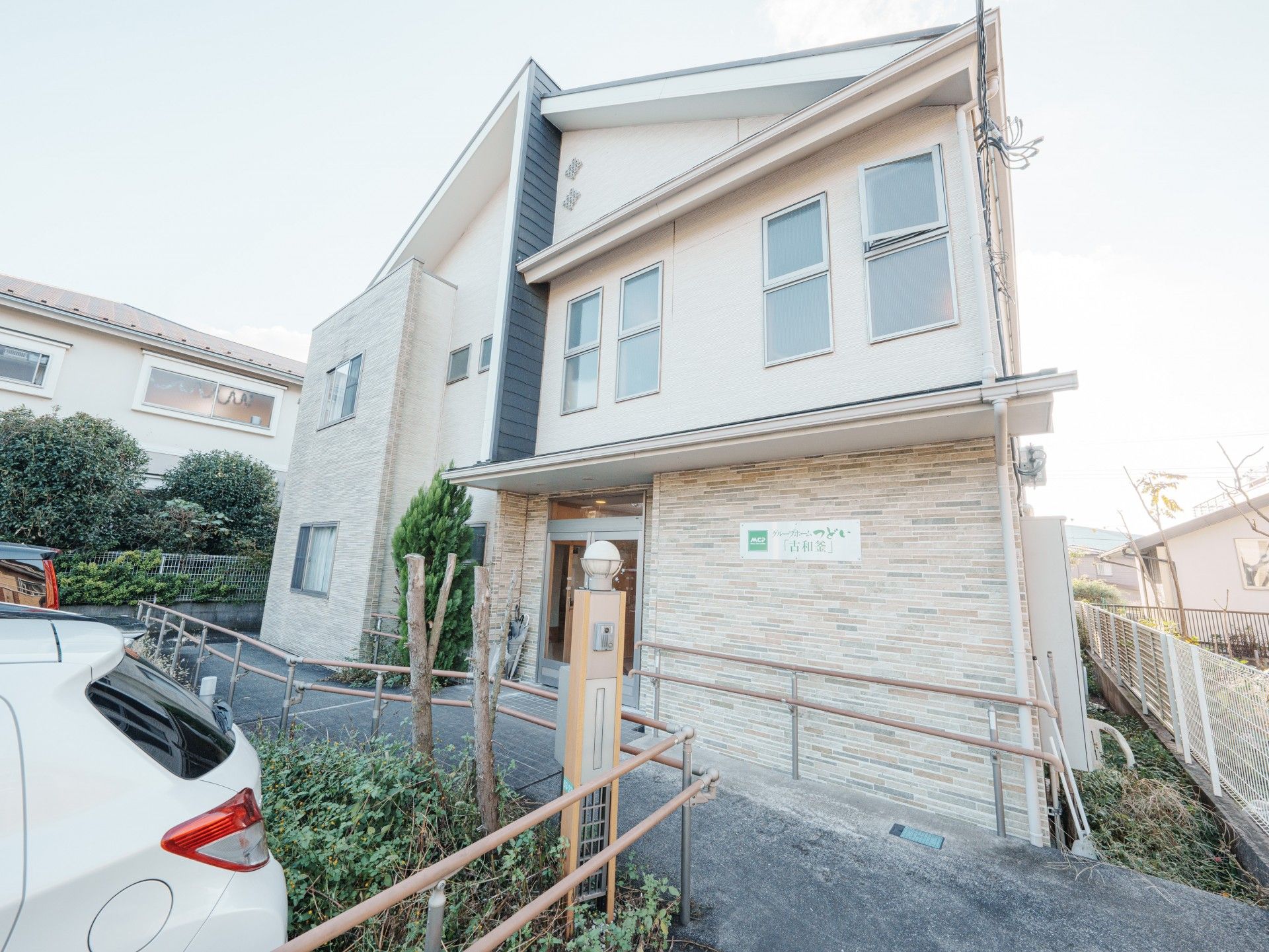 明るい外観の建物入口