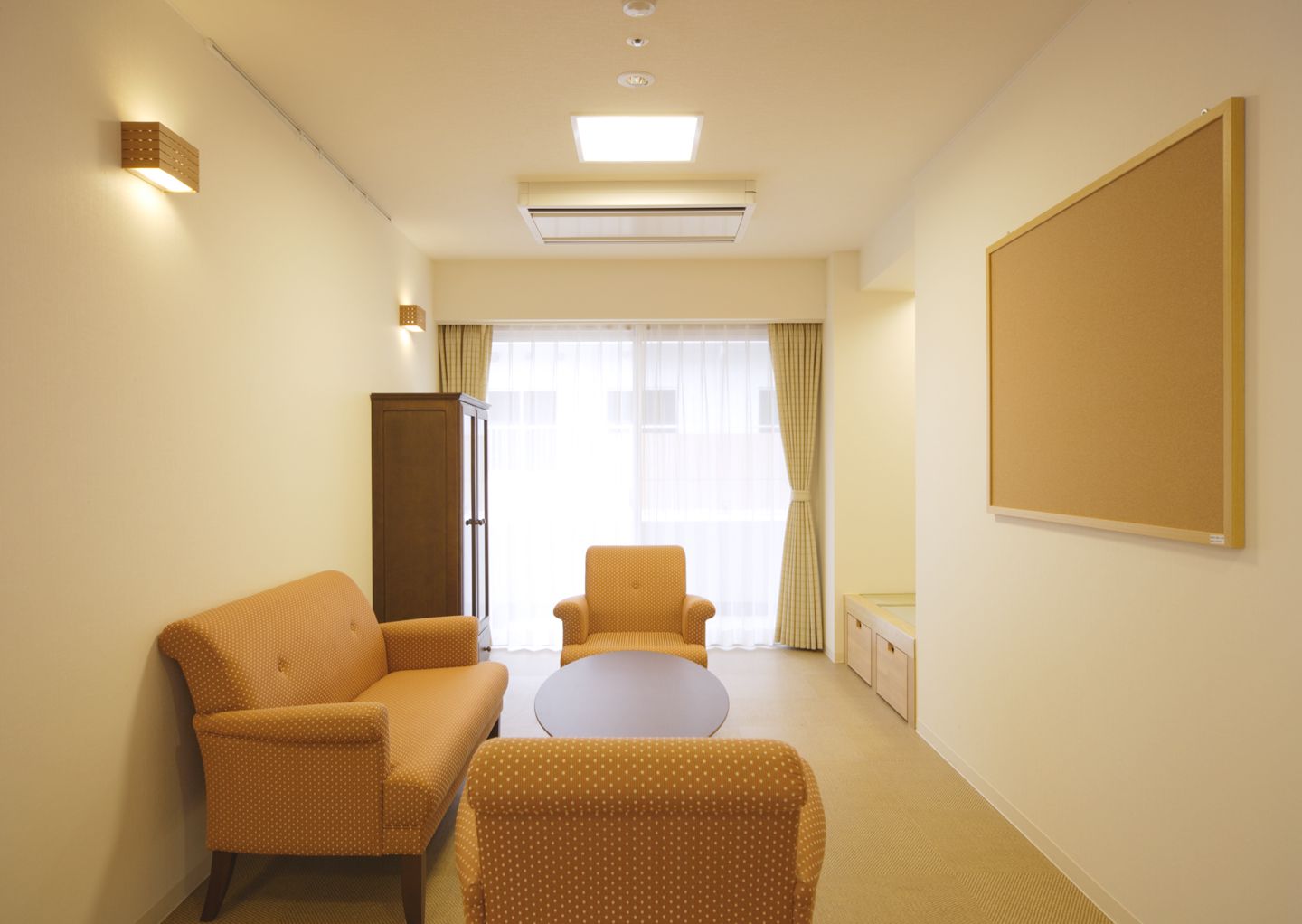 トイレや洗面台がある施設内居室の水回り設備の写真。手すりがついている様子