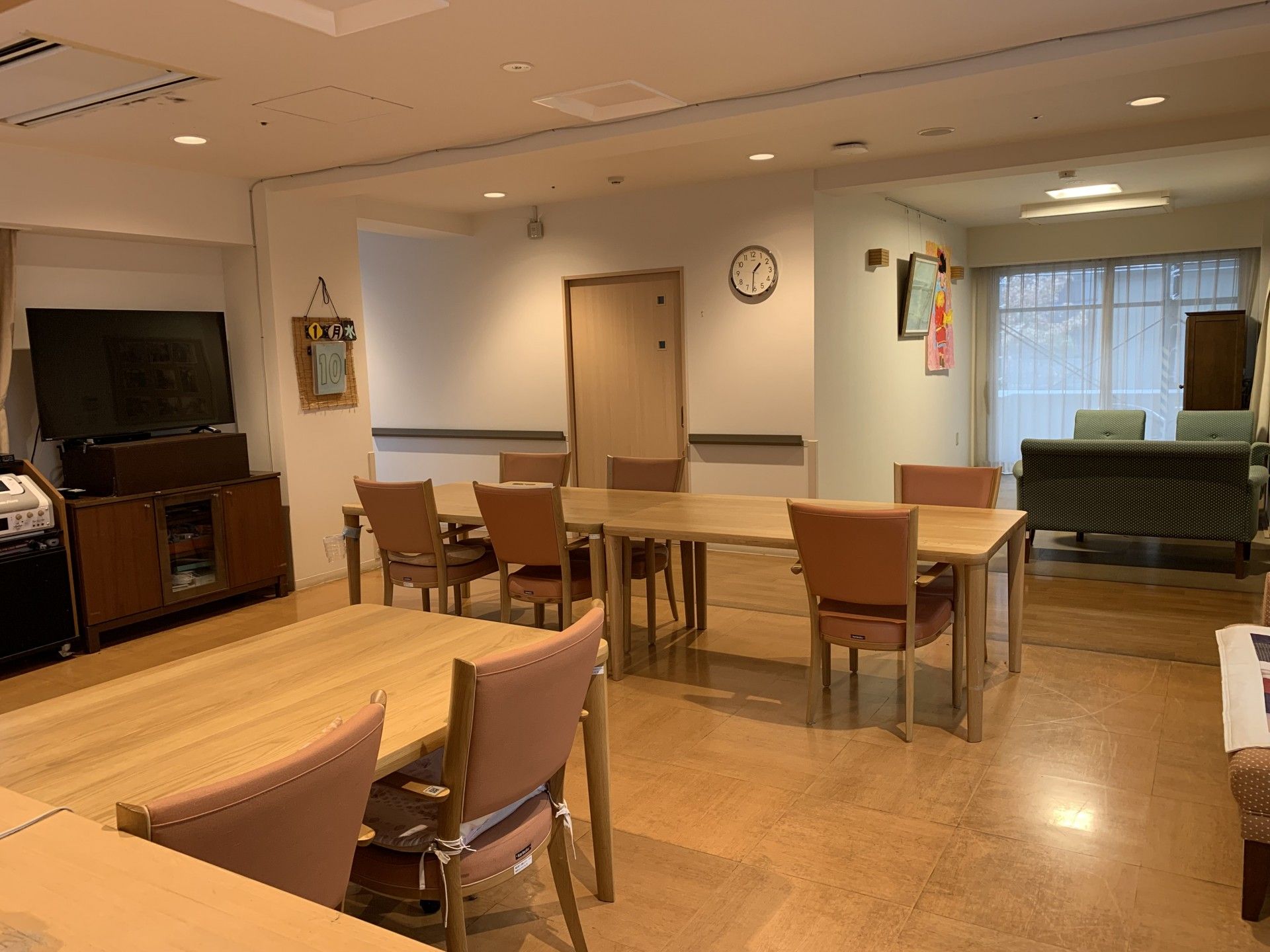 グループホームに併設されたサービス付き住宅内の居室の様子。フローリングの広めの部屋