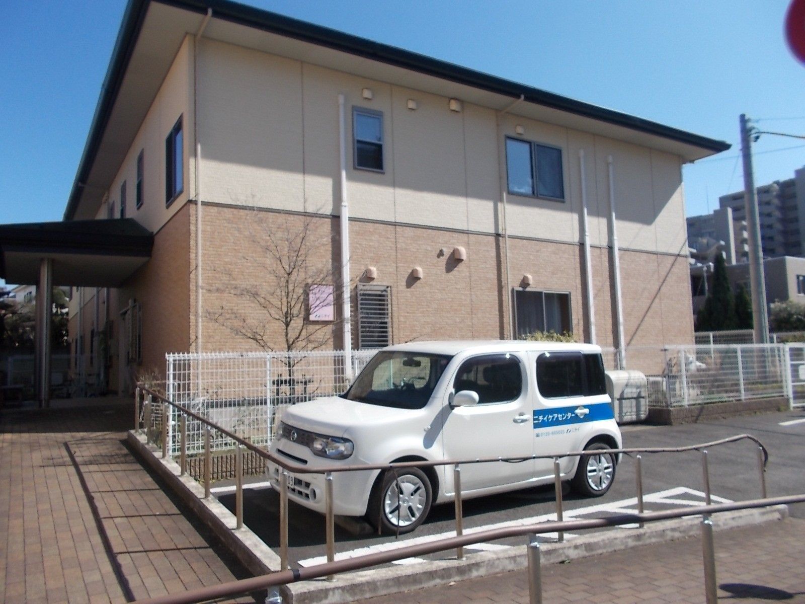 明るい外観の建物