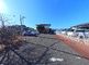 青空の下の広々とした駐車場