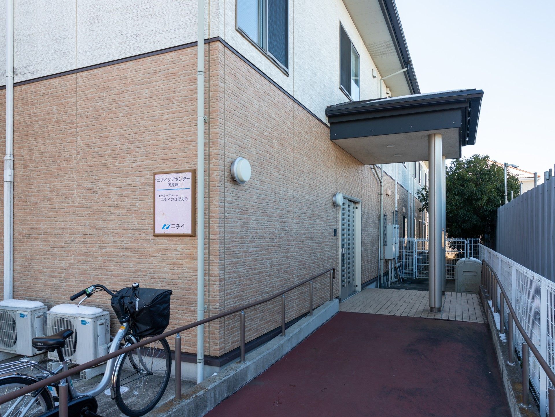 自転車置き場のある建物外観