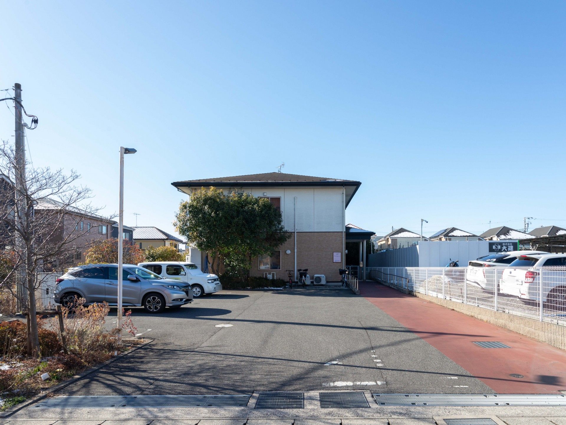 駐車場のある建物外観