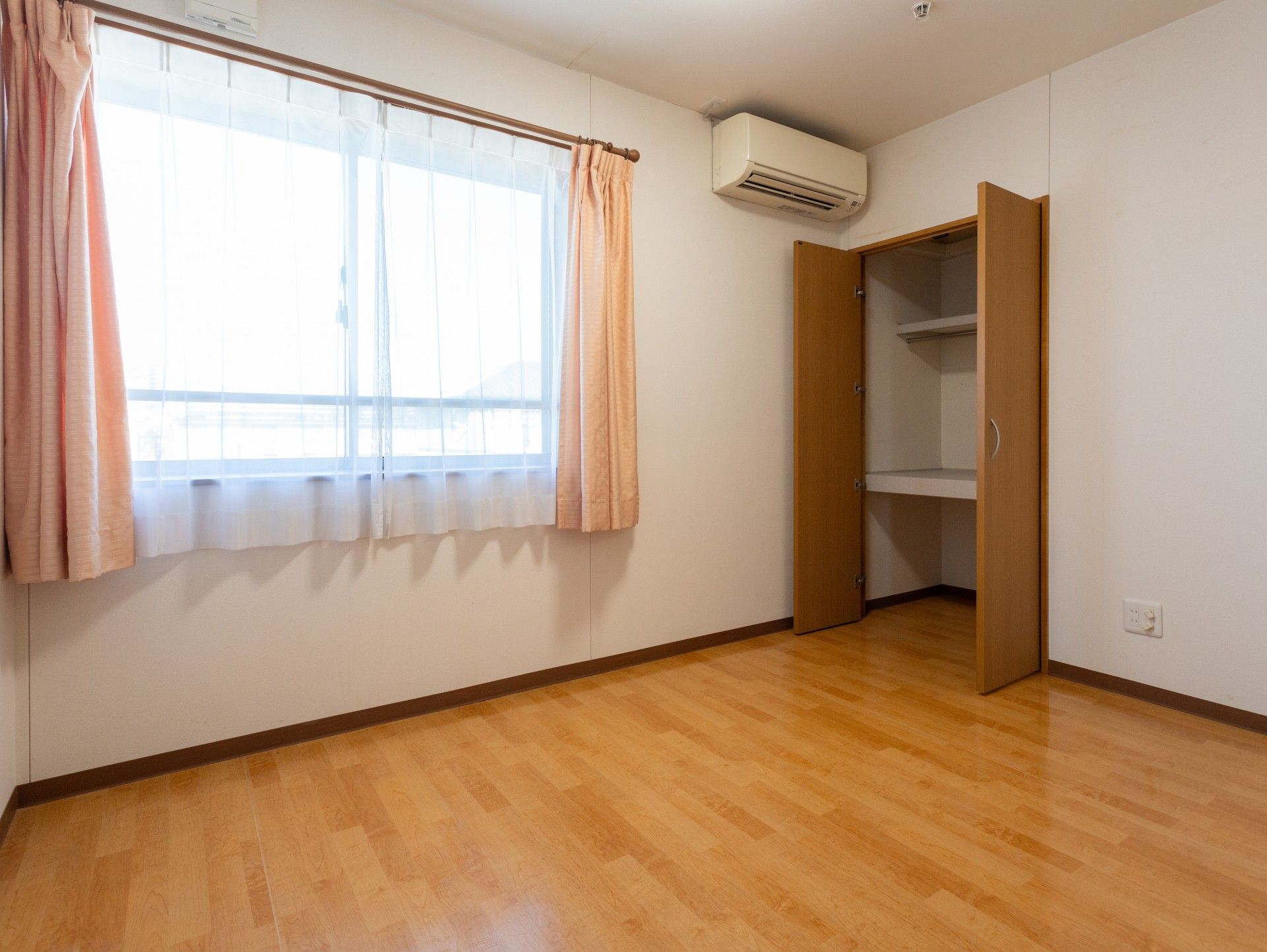日差しが差し込む部屋