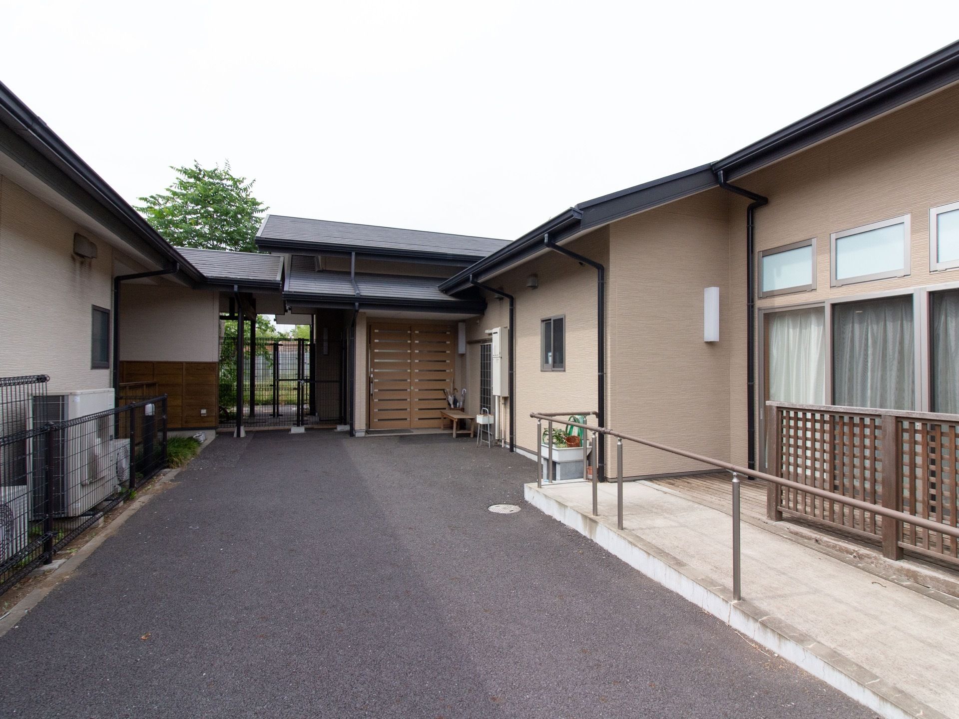 切妻屋根になっている平良建ての一軒家風建物である。玄関前までは、アスファルト舗装が施されている。縁側からはスロープが伸びている。
