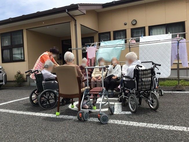 駐車場でレクリエーションを楽しむご入居者さま