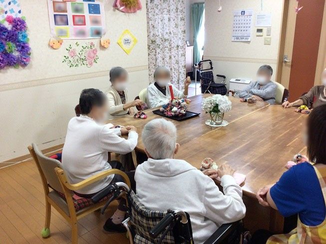テーブルを囲んでレクリエーションを楽しむご入居者さま