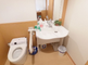 介護施設のトイレと物品棚