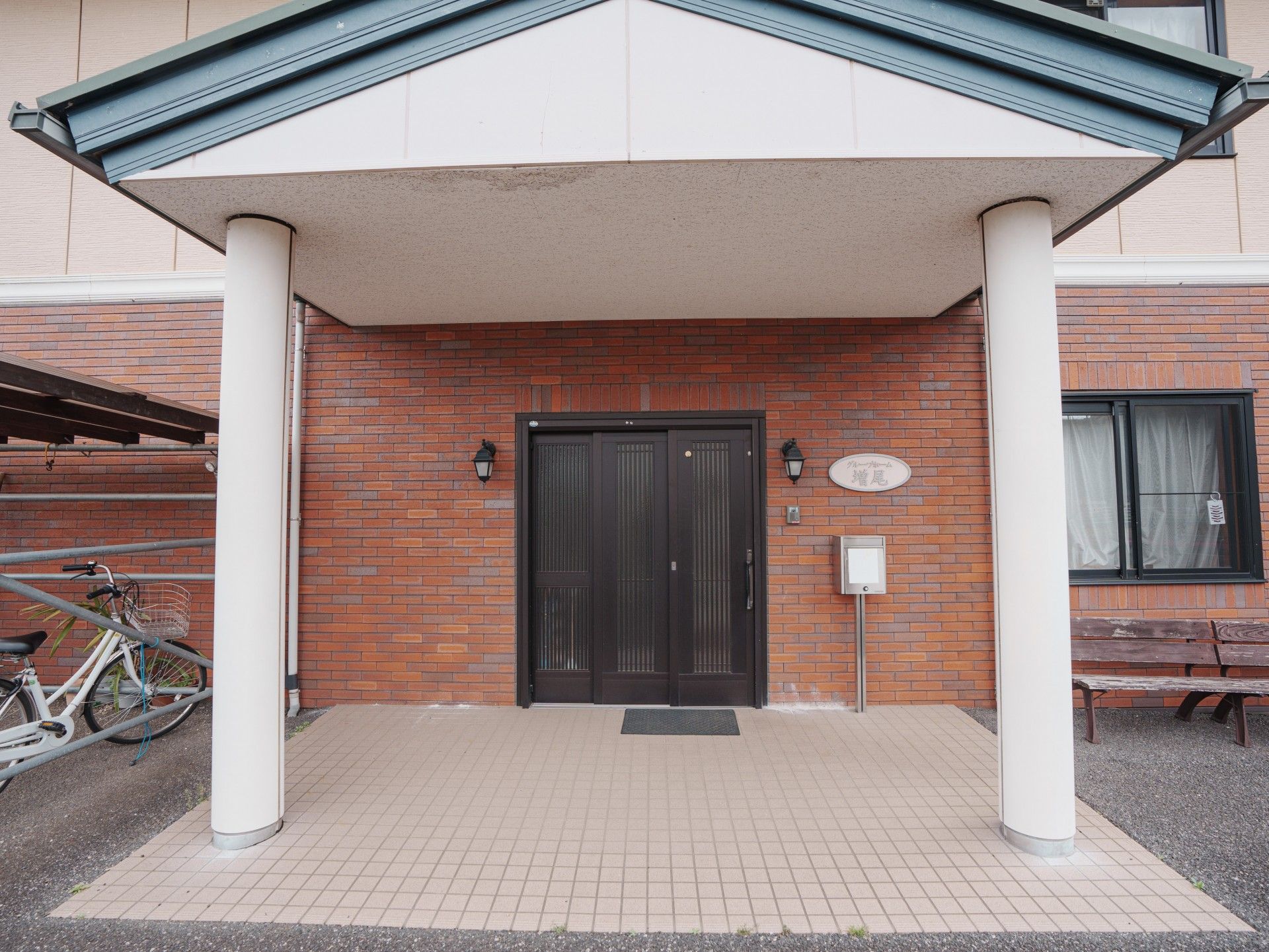 入口のある建物正面