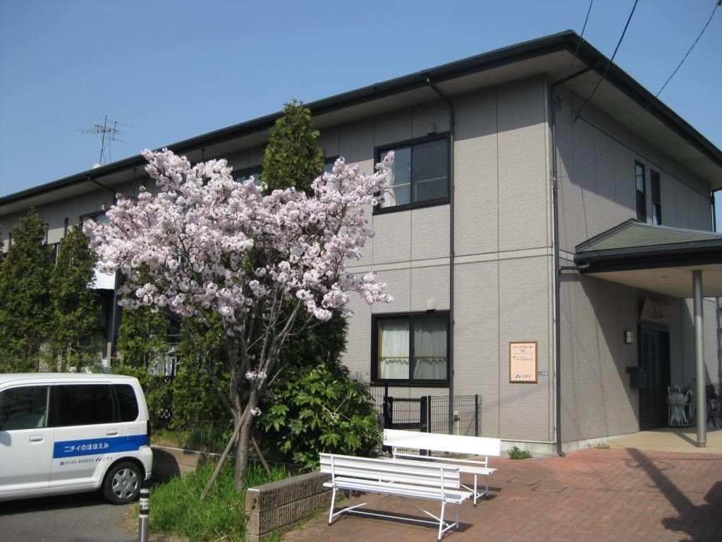 桜並木のある建物入口