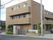落ち着いた色合いの建物外観