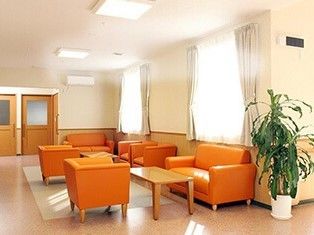 色鮮やかなソファがいくつか置いてある施設内のリラックススペースの様子