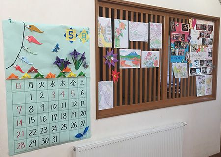 手作りカレンダーと作品掲示板