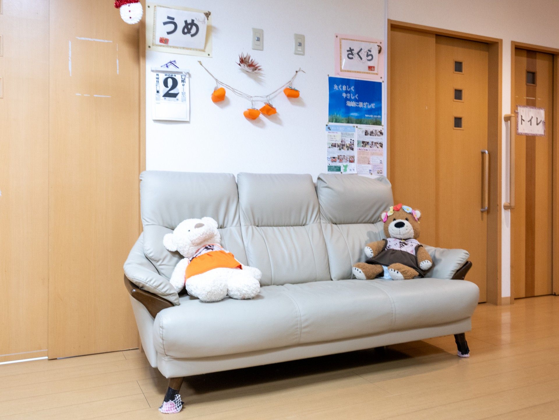 くまのぬいぐるみが置かれたソファ