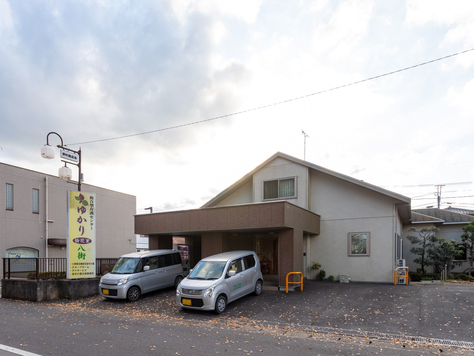 駐車場のある建物外観