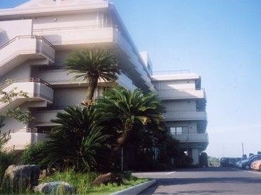 マンション風の建物の外観。ケアハウス希望の里の外観部分の写真