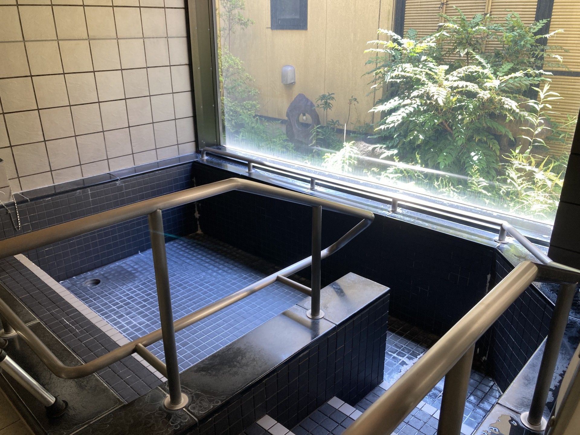 手すり付きの浴槽