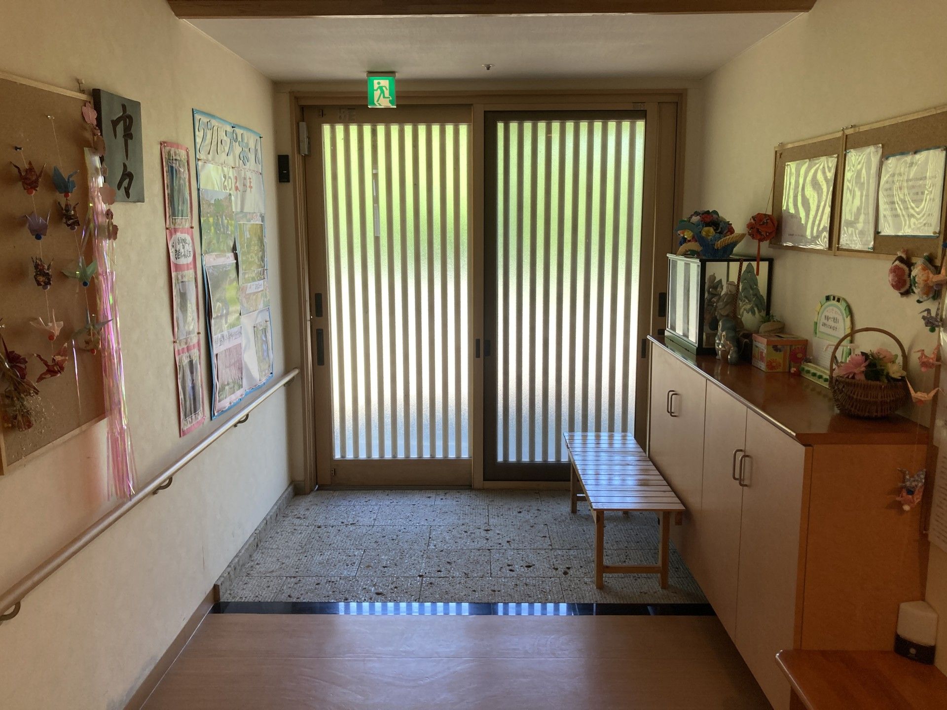 明るい廊下の出入口