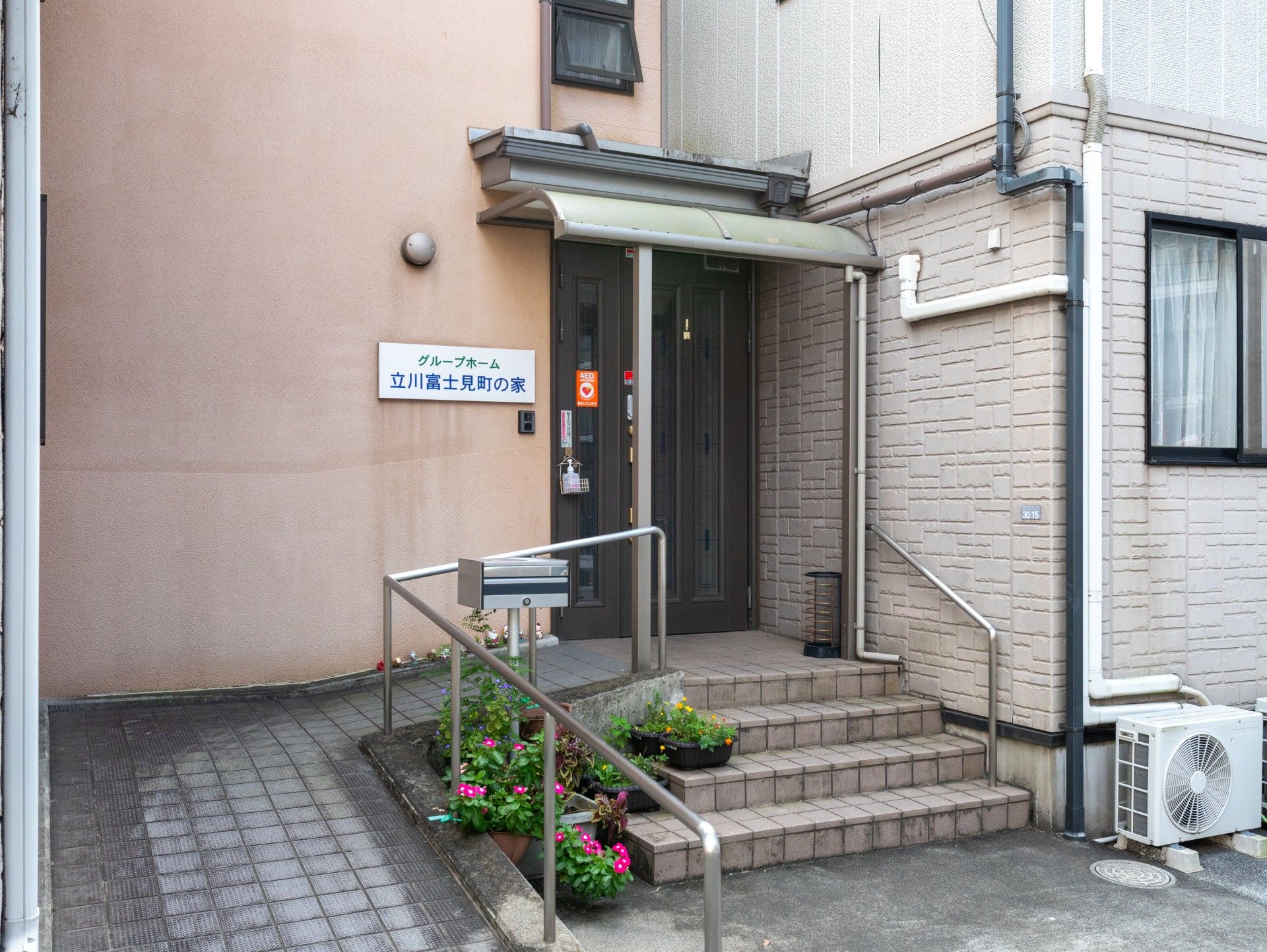 リハビリをする高齢女性と指導をする理学療法士の男性