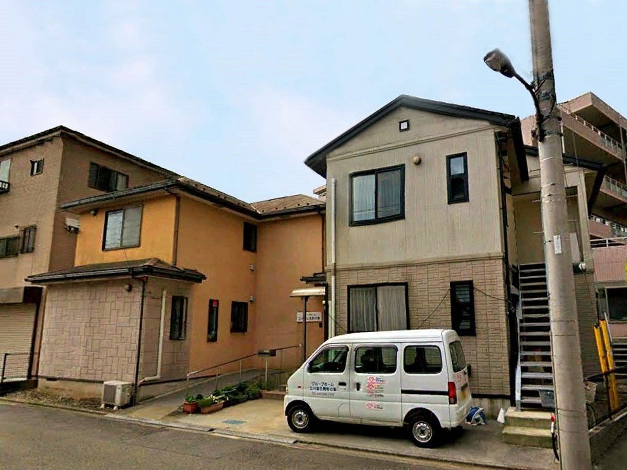 この字型の一軒家風の外観写真。グループホーム立川富士見町の外観