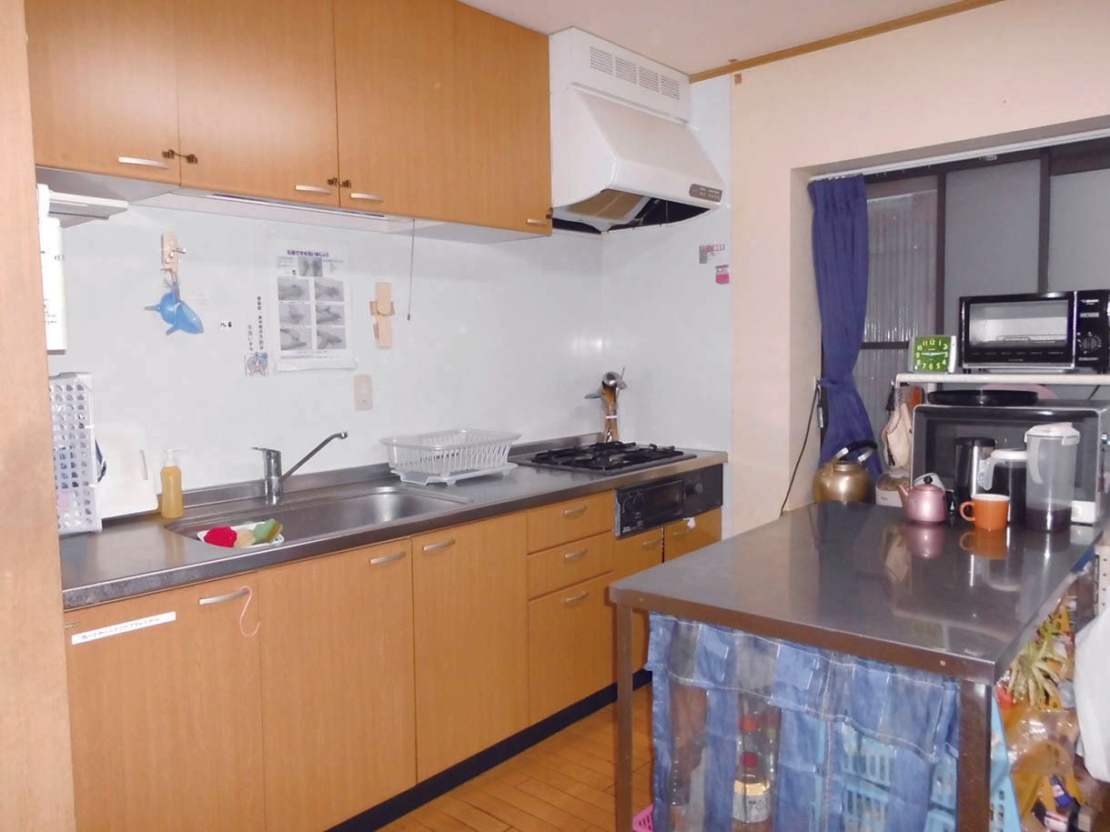 施設内にある本格的なシステムキッチンの様子。電子レンジなどキッチン用品が置かれている様子