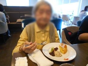 食事を楽しむ様子