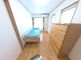 明るい個室の介護施設の部屋