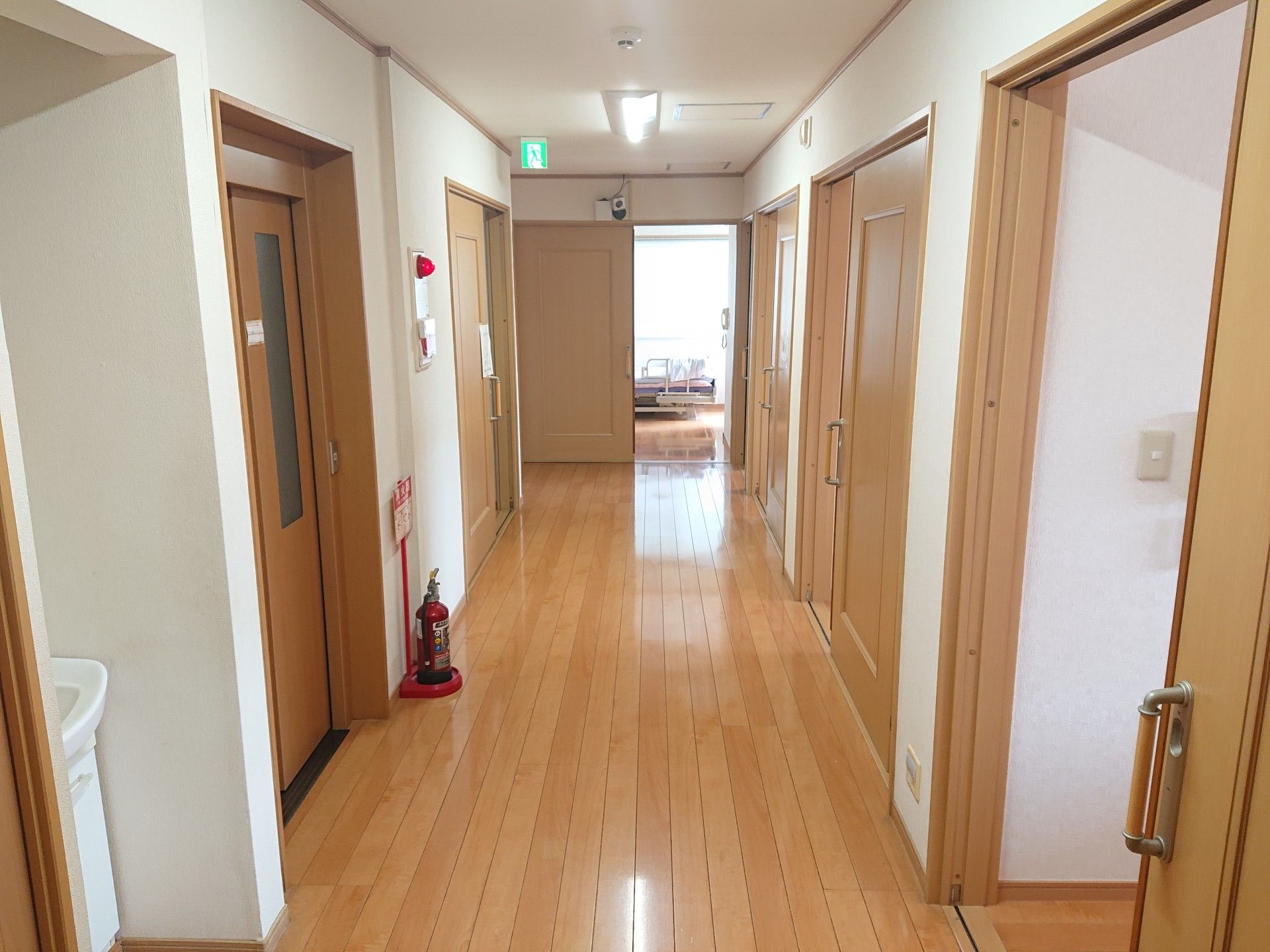 木の温もりのある廊下