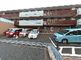 円形の建物と駐車場の風景