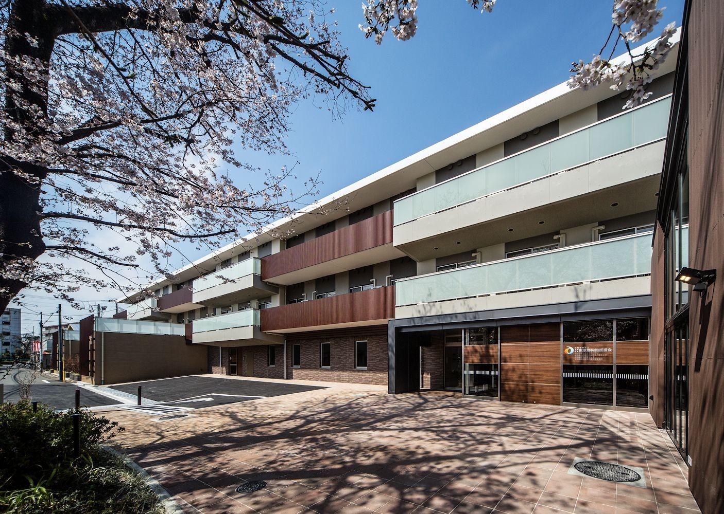 桜並木沿いの建物正面