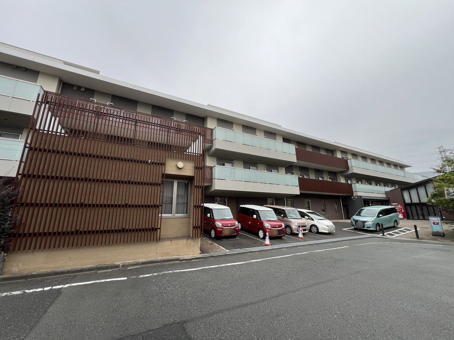 ゆったりとした建物の外観