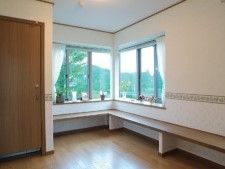 すぐに座れるベンチが付いた窓際。明るい日差しが差し込んでいる