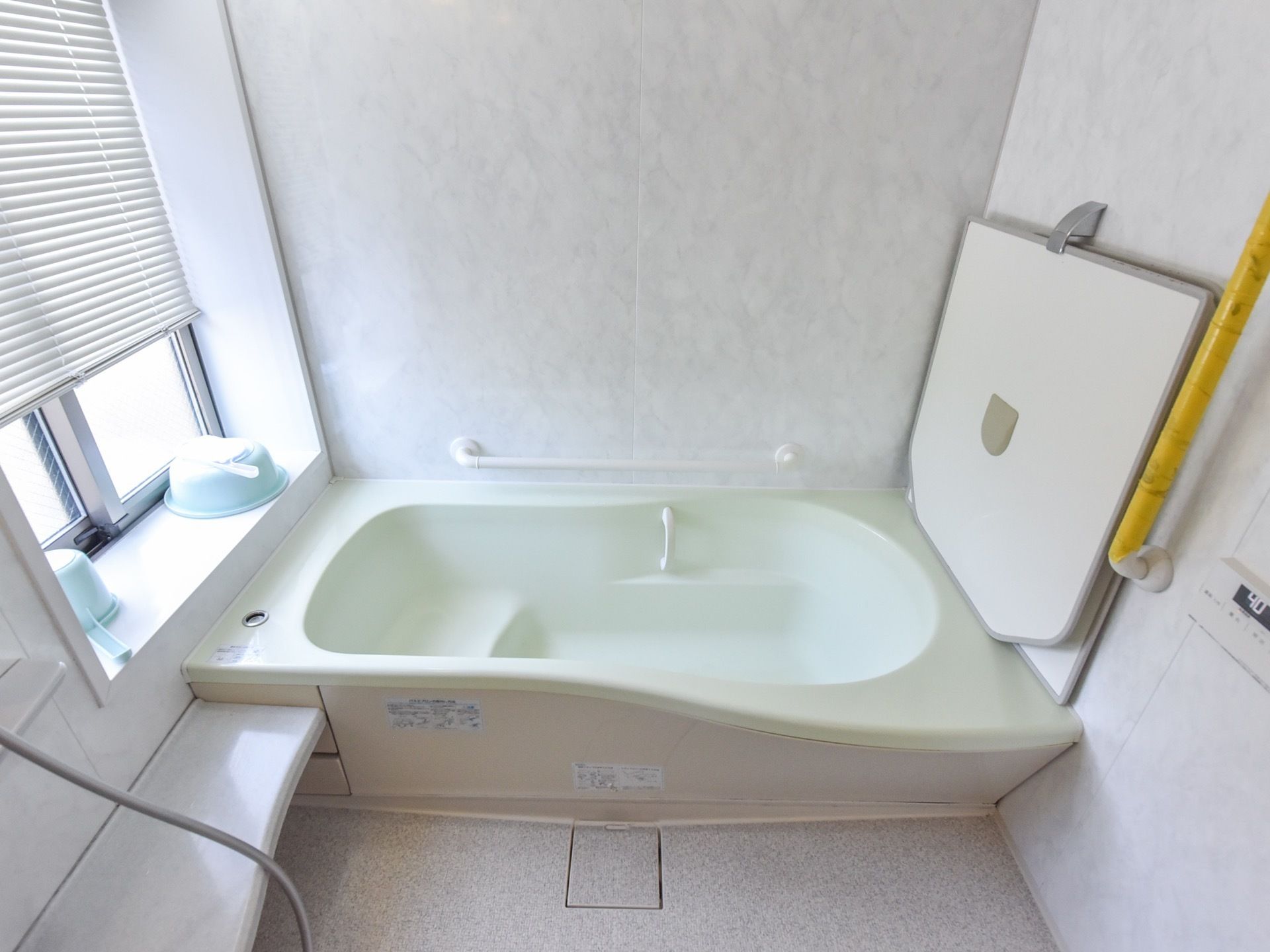 掃除の行き届いたきれいな浴室である。浴槽の中には段差があり、腰掛けることができる。大きな手すりも設置されている。