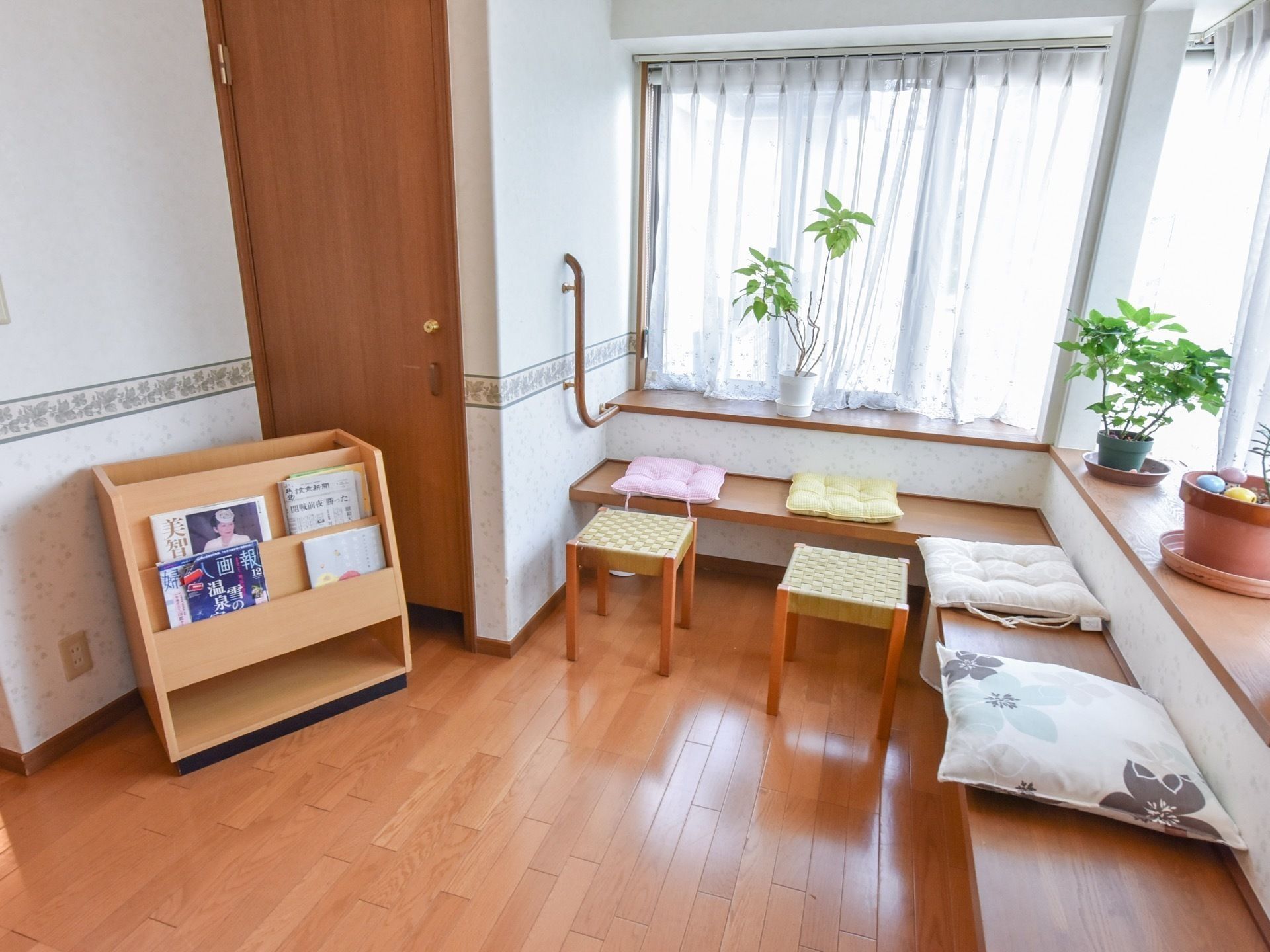 柔らかな表情で付き添う人とほほ笑む高齢者。外に出て自然を眺めている様子がうかがえる。自然な笑顔を印象的。