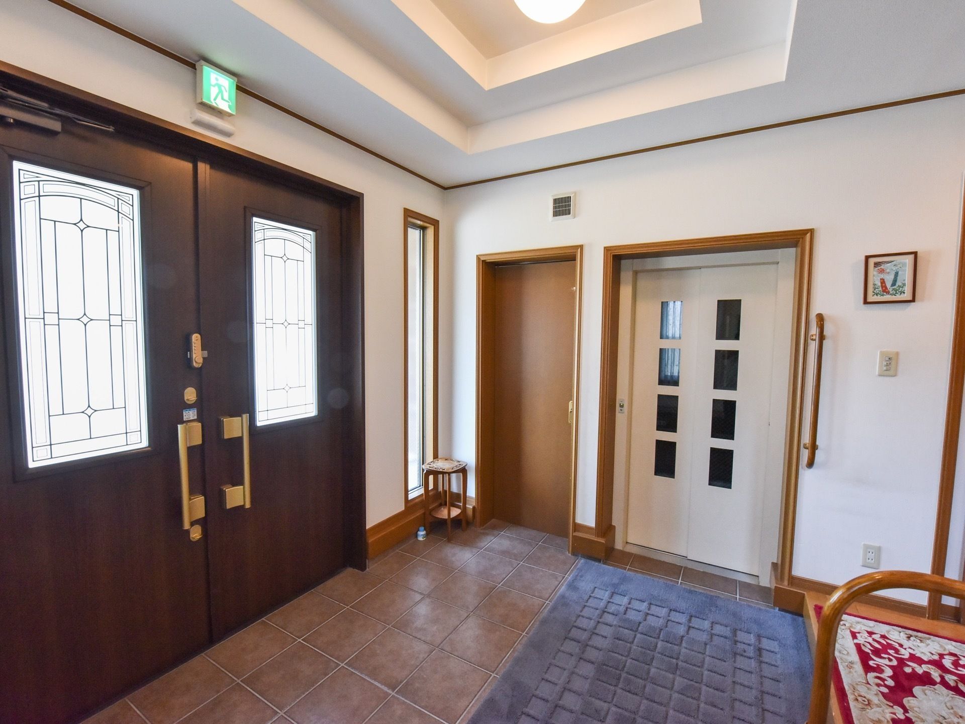 建物内で仕事をしているスタッフ。誰かに目線を合わせ、会話しようとしている。