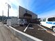 駐車場のある建物の外観
