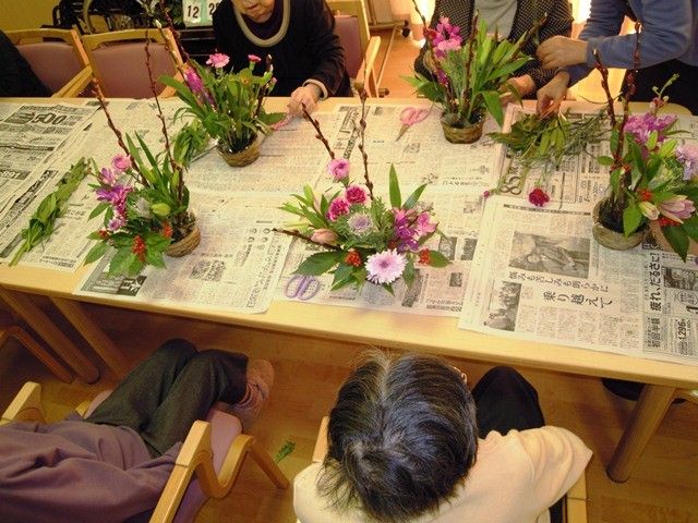 花を活けるレクリエーション