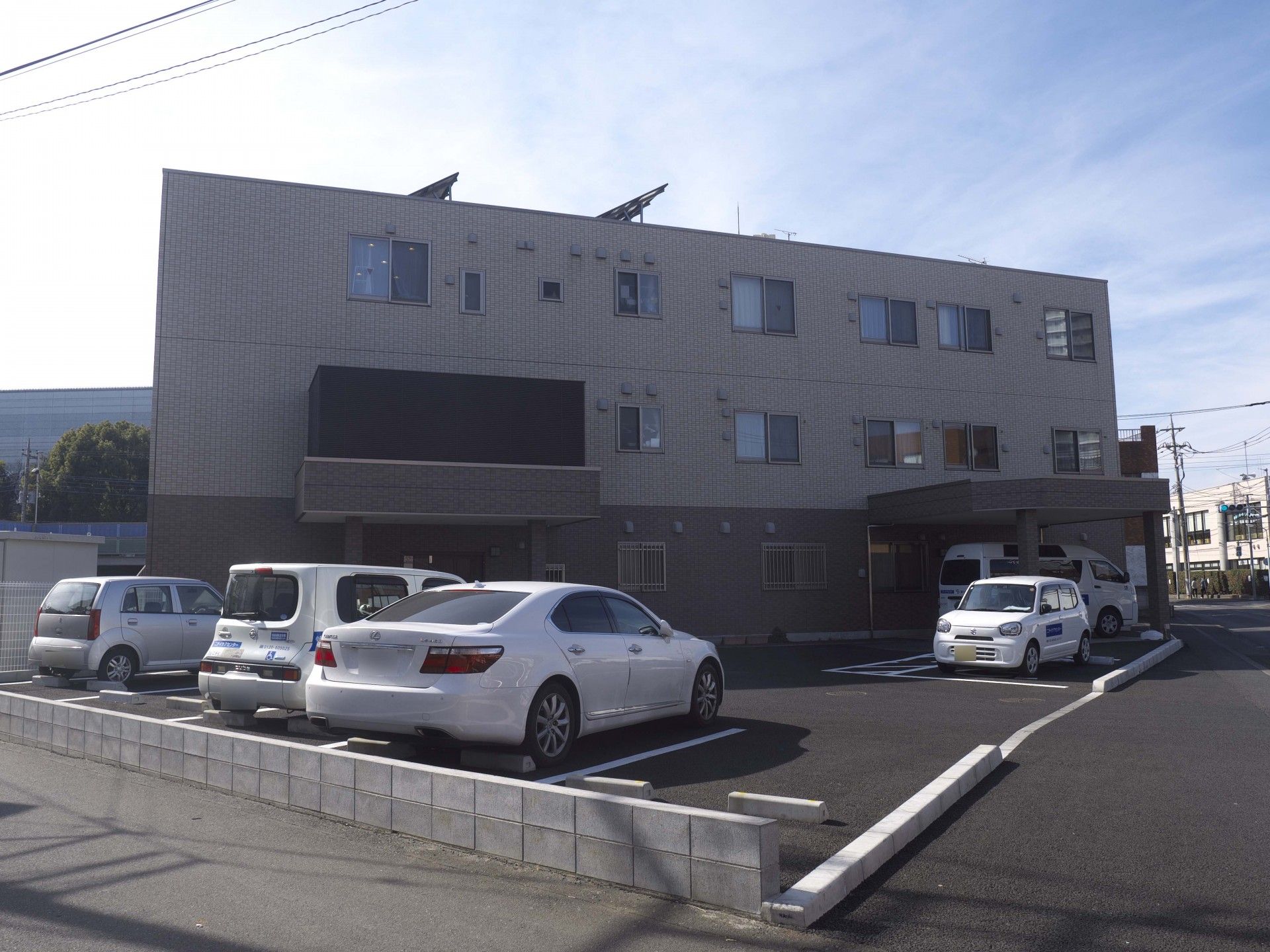 駐車場のある建物外観