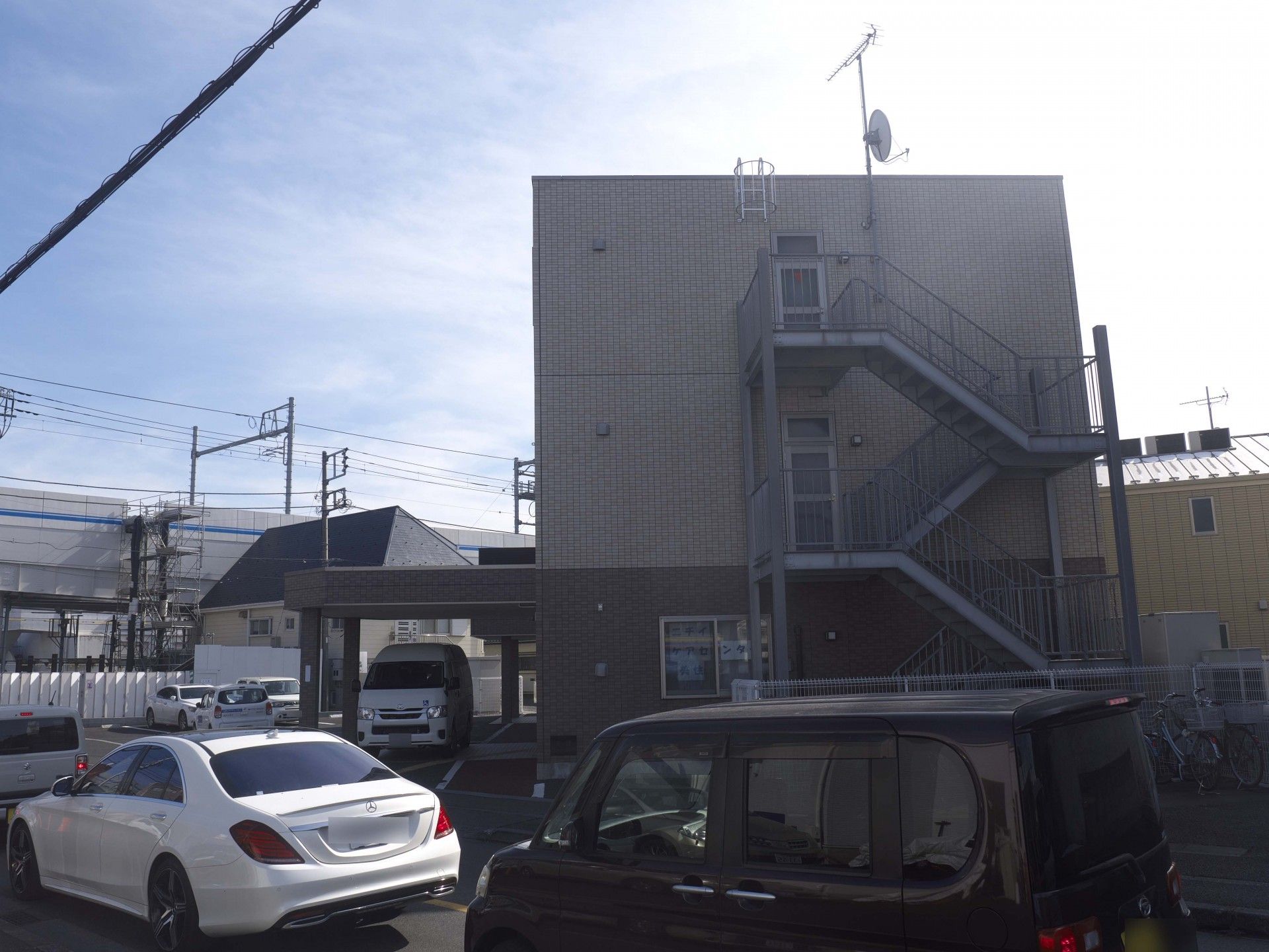建物外観と駐車場