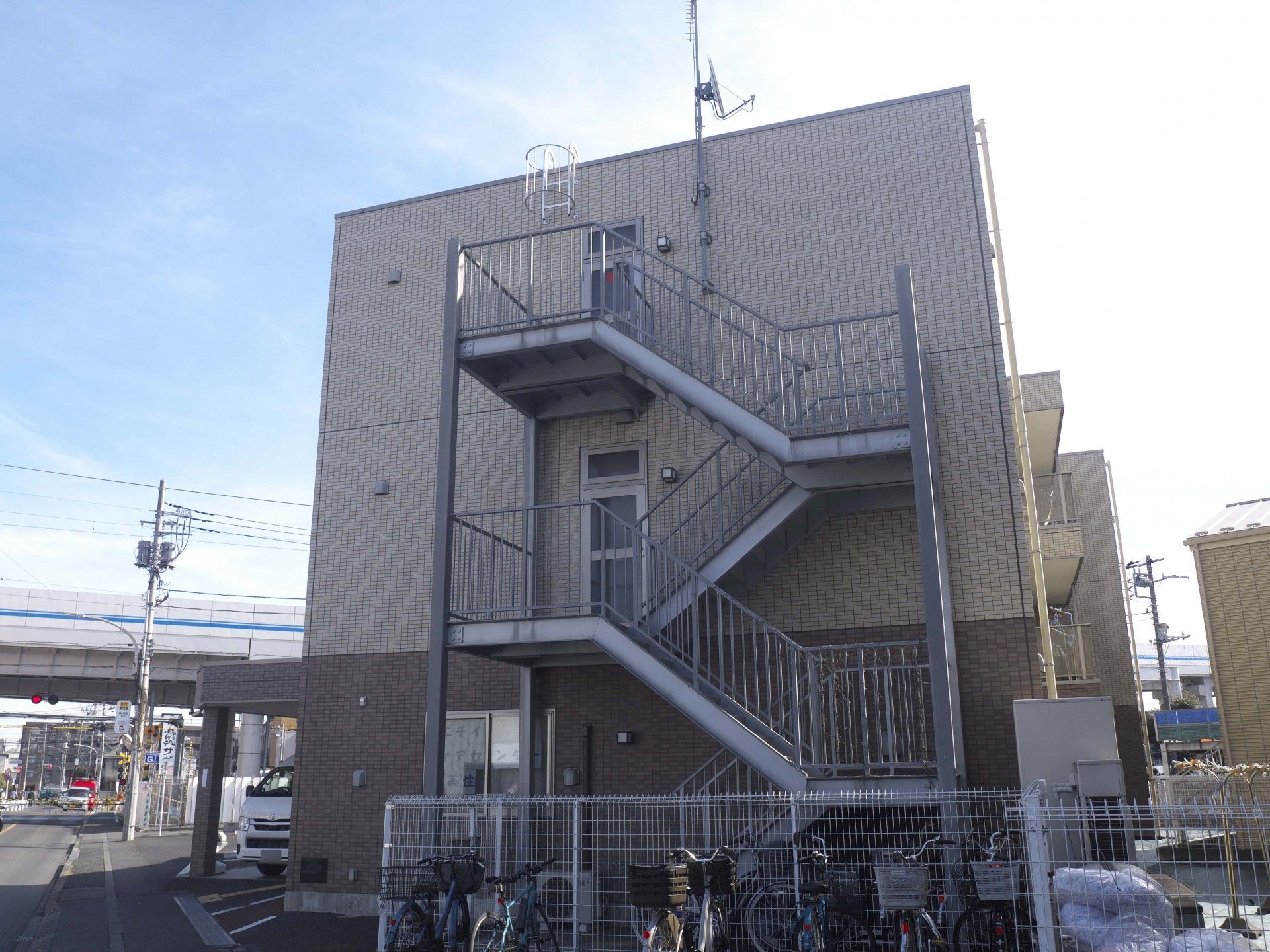 外階段のある建物
