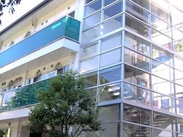 3階建ての建物は白とブルーでさわやかな印象。各フロアにベランダもあり、ホームの周りにはたくさんの木も植えられている。