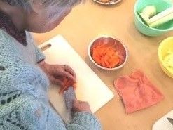 料理をしている入居者の様子。なにかを切っている様子が分かる写真